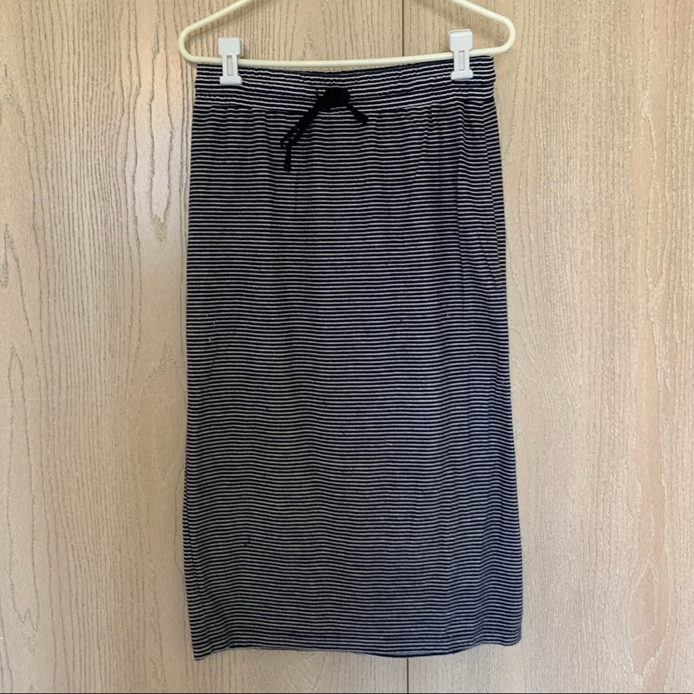 LOFT stretchy navy striped skirt